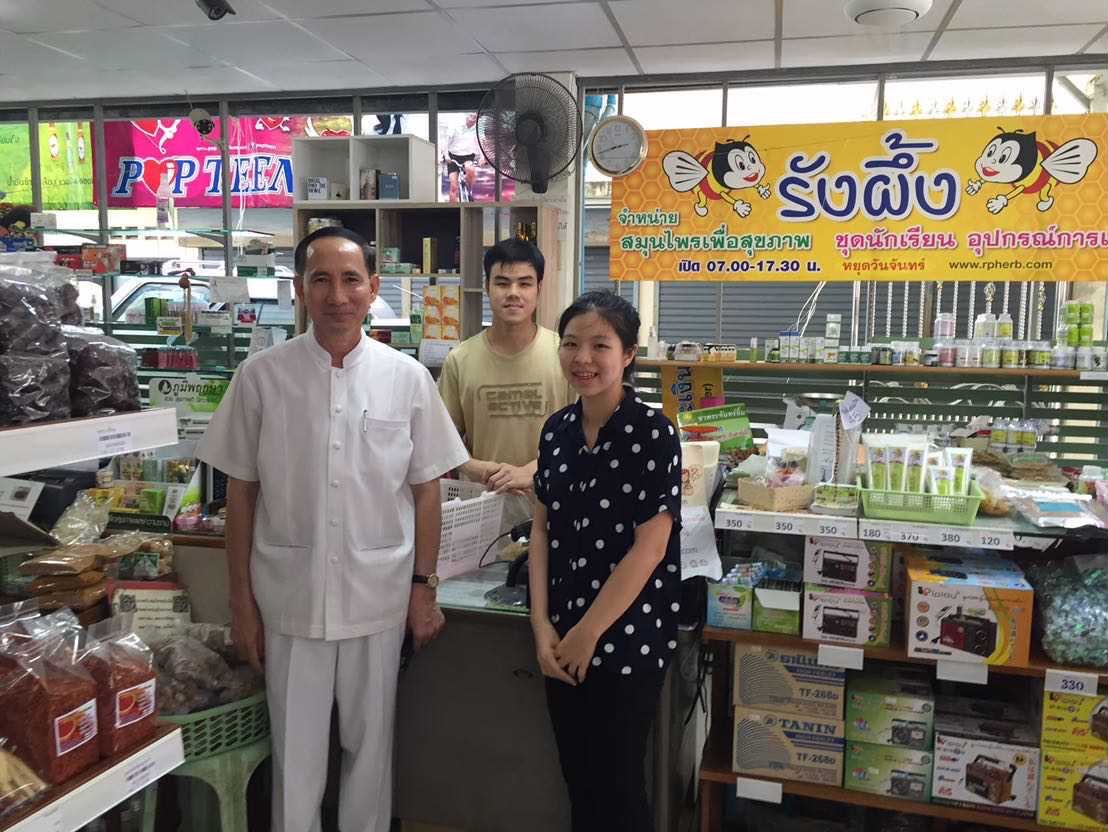 นายสมบูรณ์ ศิริเวช รองผู้ว่าราชการจังหวัดนครปฐม และภรรยา เข้าเยี่ยมชมและอุดหนุนร้านรังผึ้ง สมุนไพร ลูกค้าใช้บริการจริง