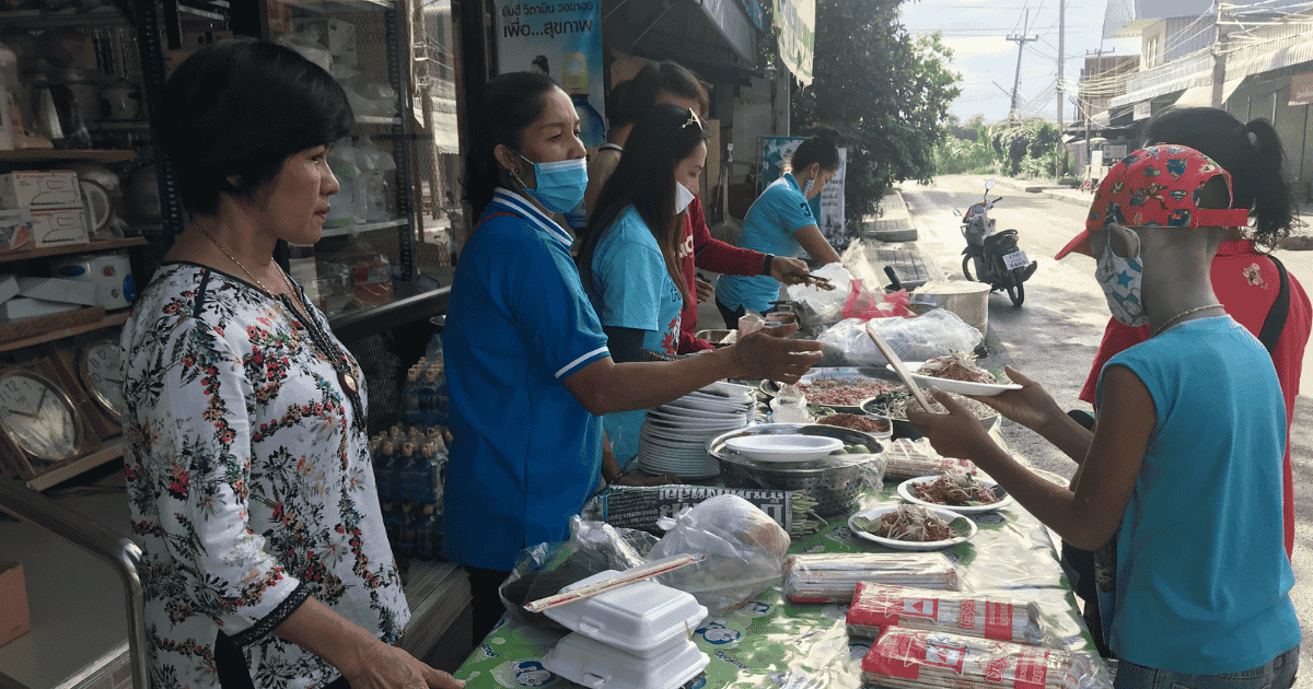 แจกอาหาร เนื่องในโอกาส วันแม่แห่งชาติ  ปีพ.ศ. 2556