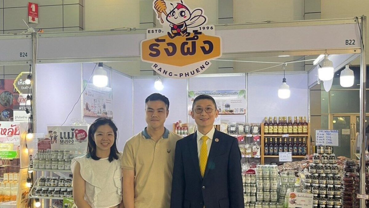 หมอแอมป์ นพ.ตนุพล วิรุฬหการุญ เยี่ยมชมบูธร้านรังผึ้ง สมุนไพร จังหวัดนครปฐม ในงาน Thailand Herbal Expo 2024